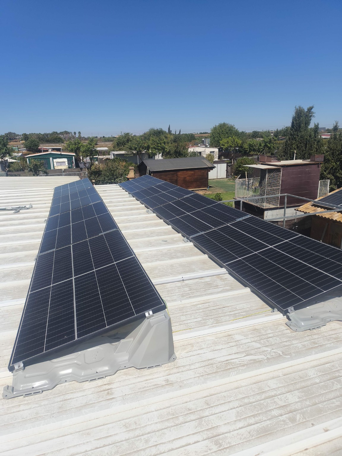 Paneles solares en cubierta metálica